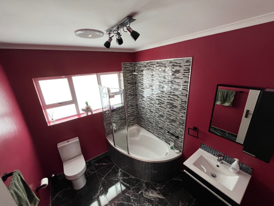 3 Bedroom Property for Sale in Summerstrand Eastern Cape